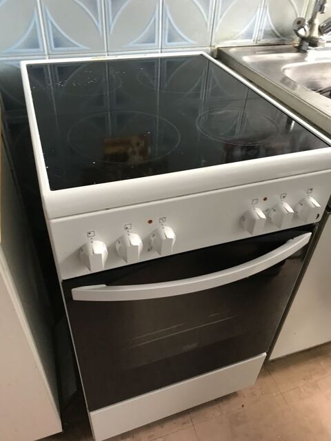 vend 
vend cuisinire lectrique trois feux 
150 Les Lilas (93)