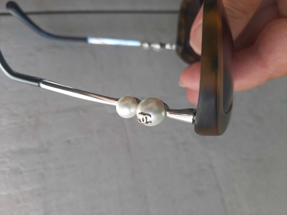 rare lunettes de soleil Chanel 2 perles Bijoux et montres