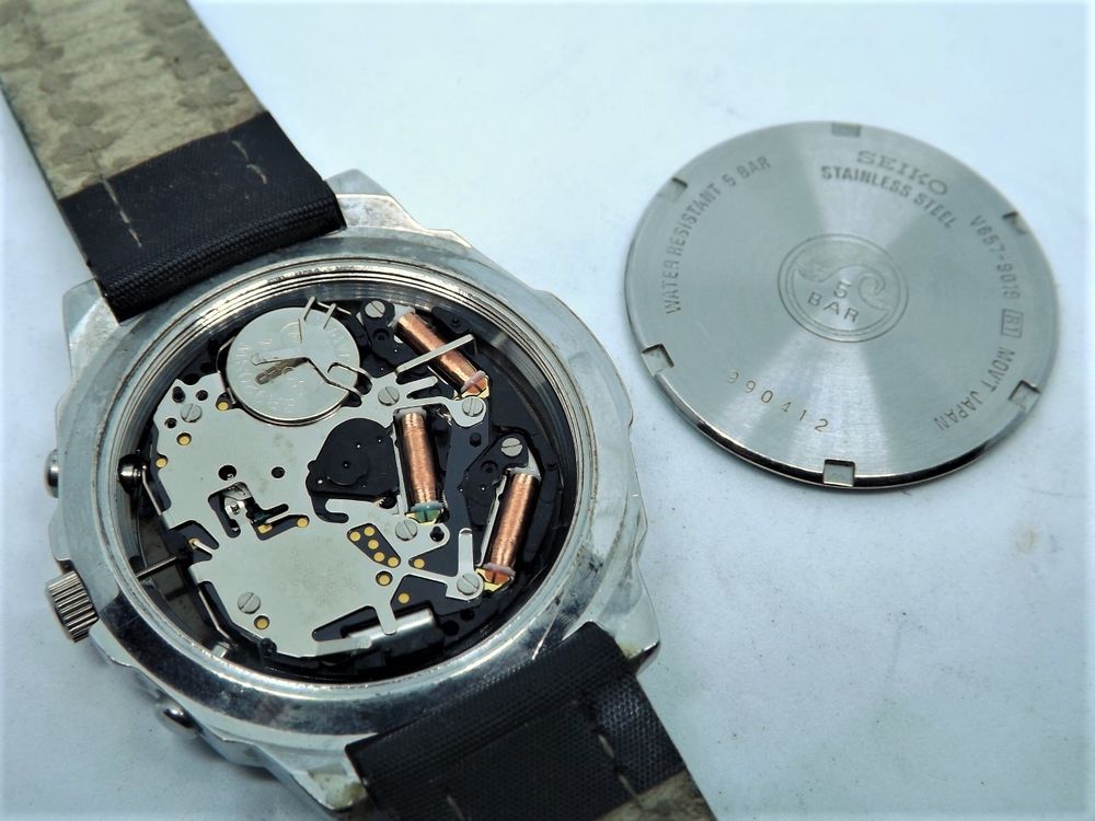 Tr&egrave;s belle chrono Seiko plong&eacute;e 1/10 sec V657-9019 1999 Bijoux et montres