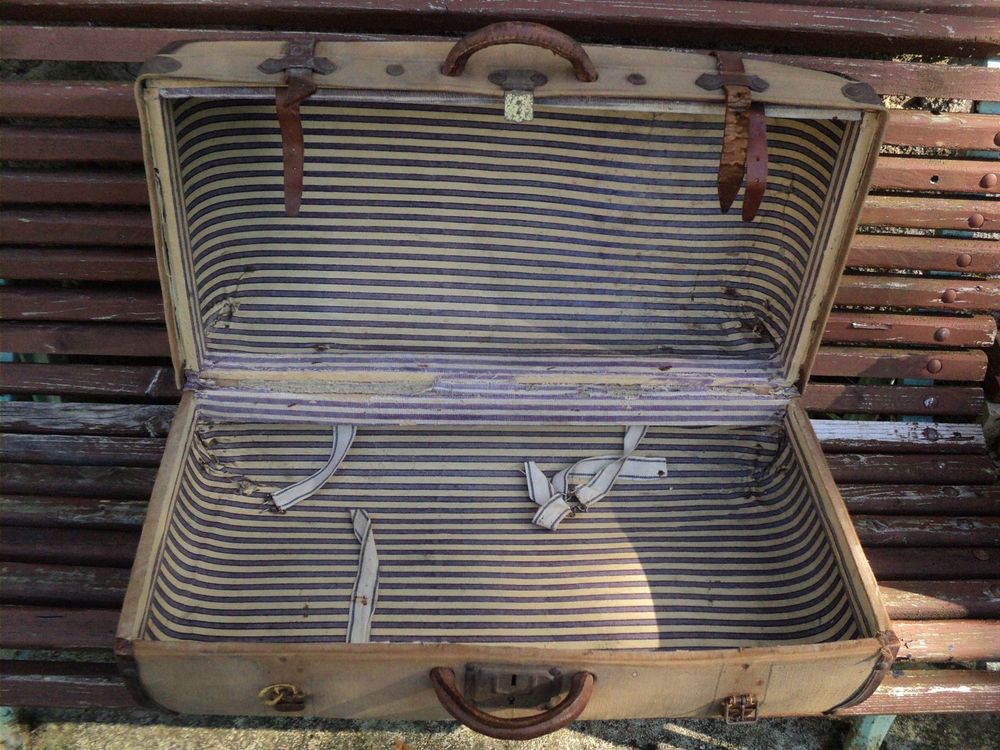 Ancienne valise en carton et cuir recouverte de toile. Meubles