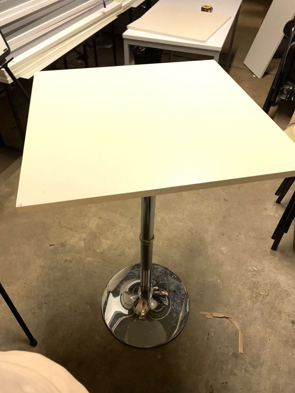Table blanche haute de 107cm Meubles