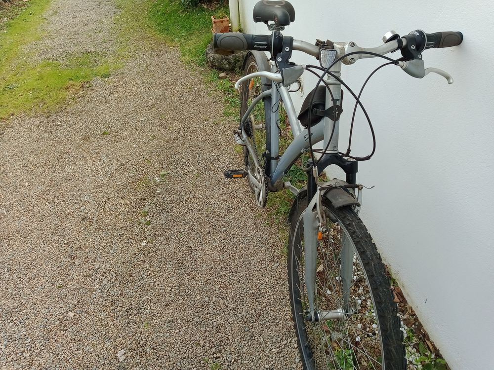 V&eacute;lo btwin adulte gris en tr&egrave;s bon &eacute;tat .
Prix : 200 euros Vélos