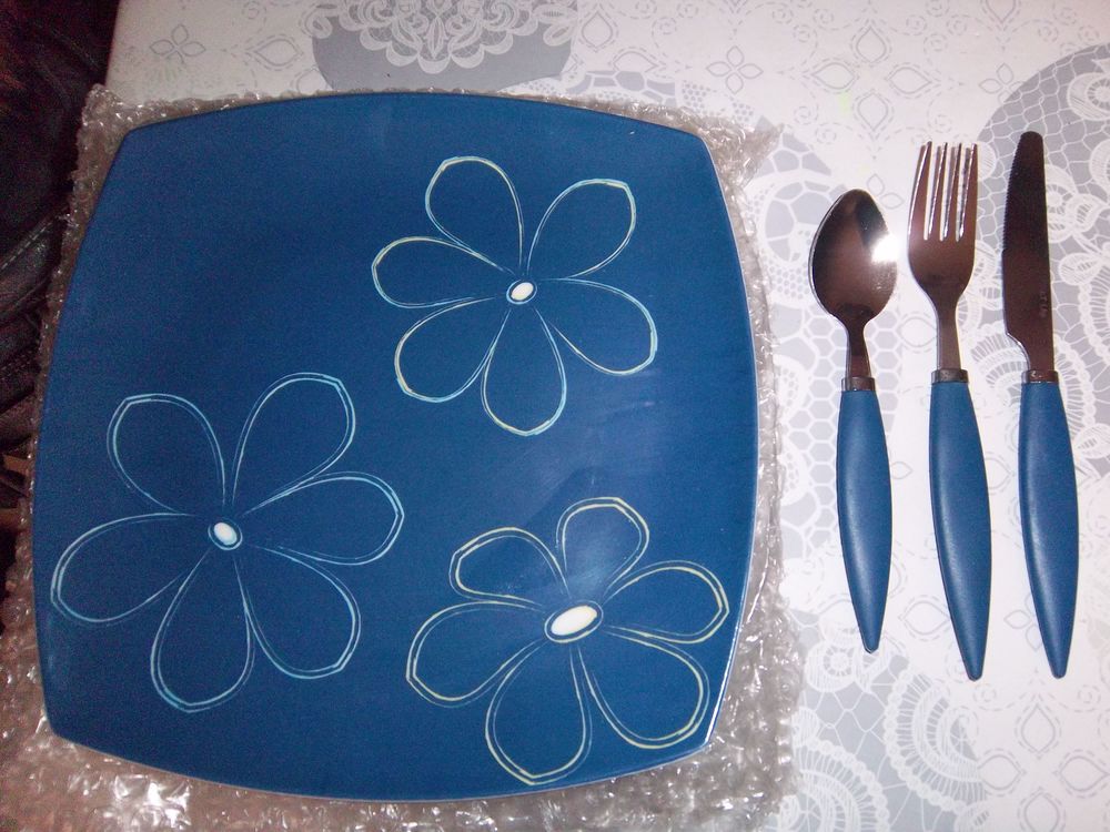 assiettes plastique+couverts Cuisine