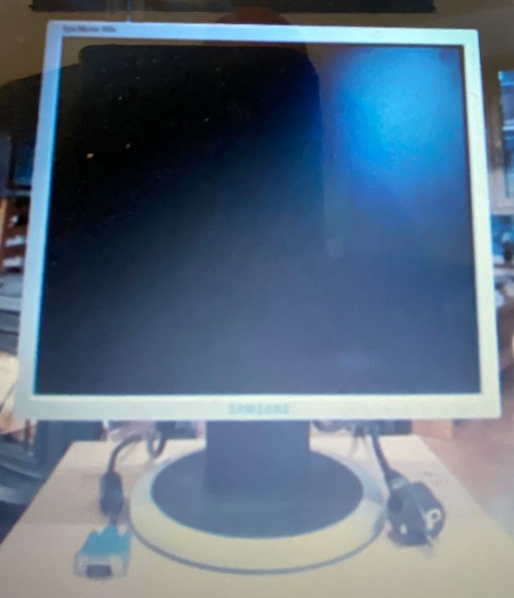 Ecran PC tr&egrave;s tr&egrave;s peu servi Samsung SyncMaster 15'
Matériel informatique