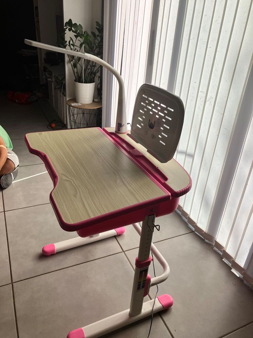 Bureau et chaise r&eacute;glable avec lampe led Mobilier enfants