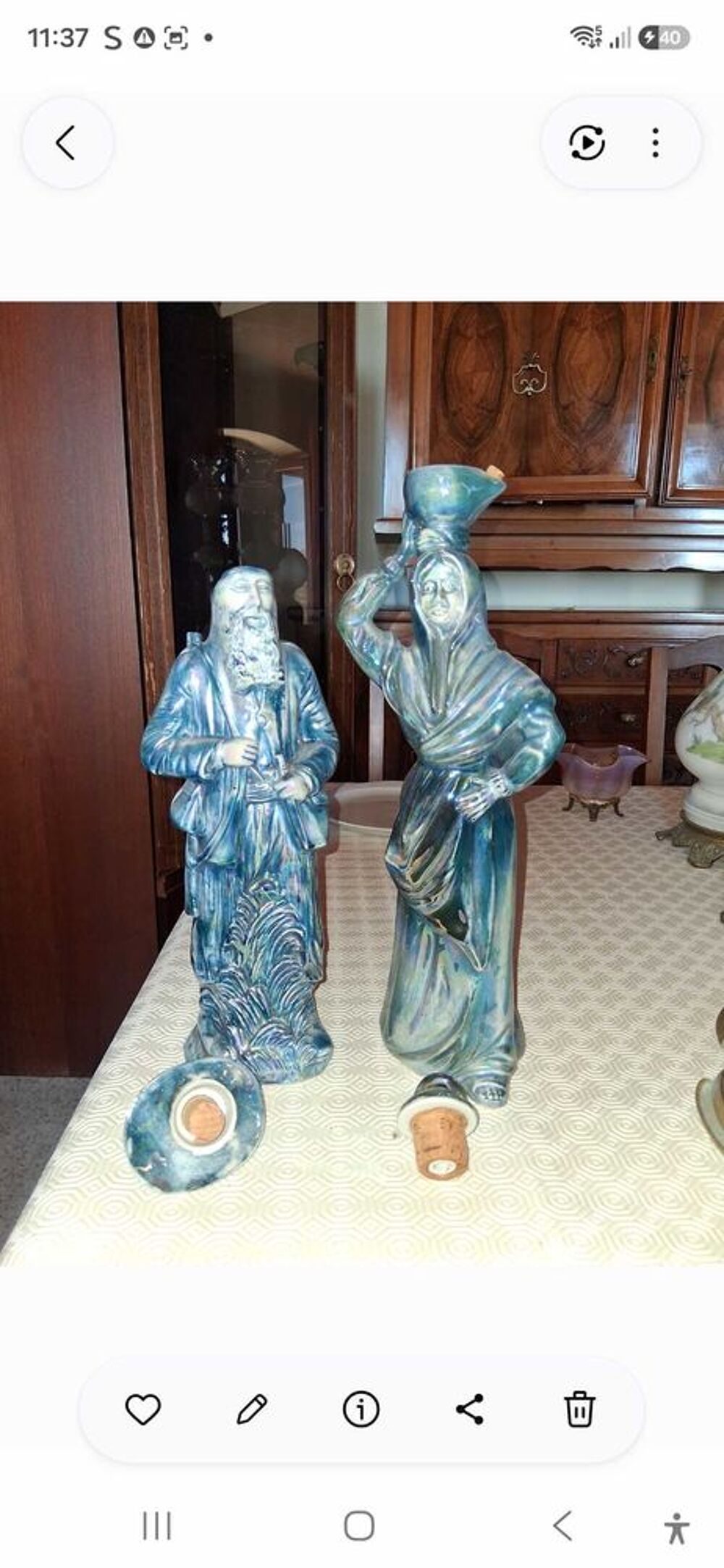 lot de bouteilles a eau ou a vin en porcelaine 
