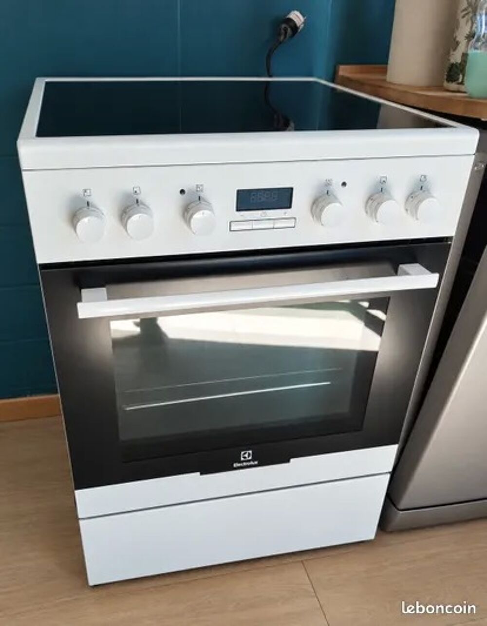 Cuisini&egrave;re vitroc&eacute;ramique electrolux Electroménager
