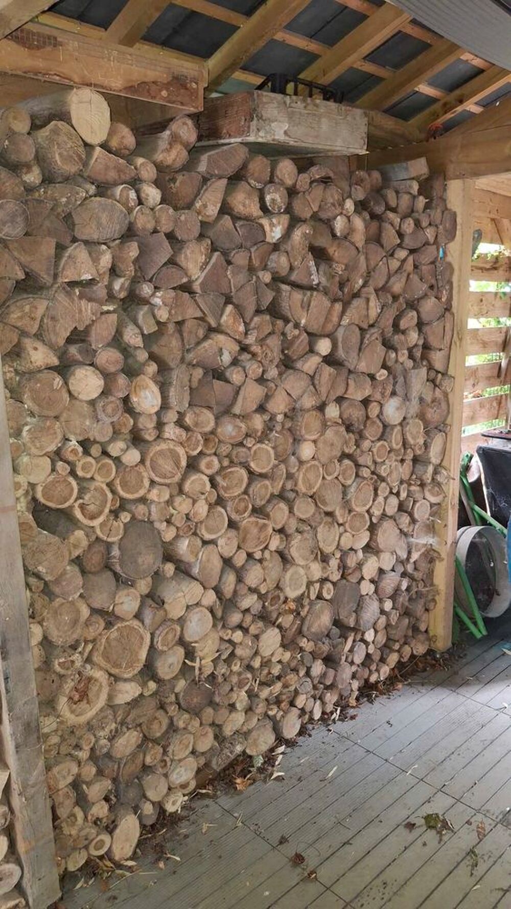 Lot de 4 steres de bois de chauffage sec sock&eacute; a l'abri Jardin