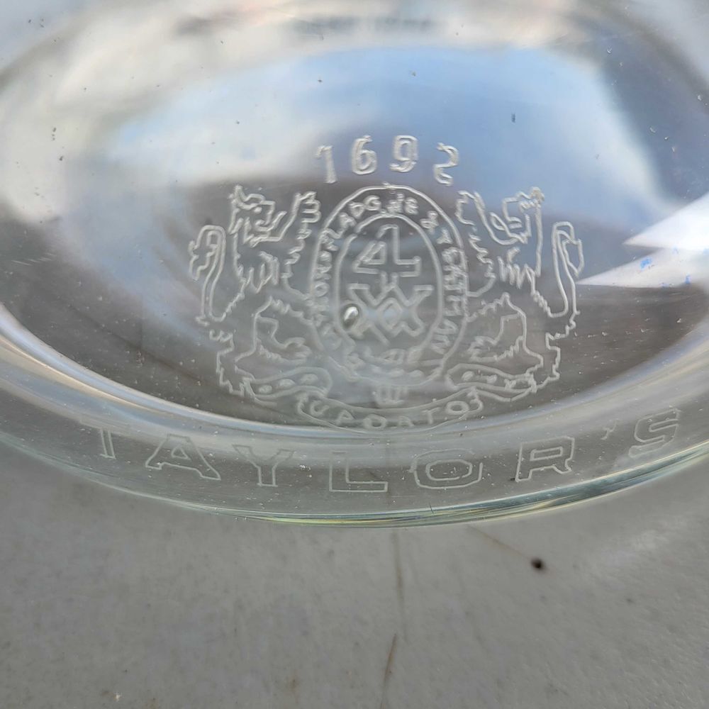 carafe en cristal ancienne sign&eacute; 
