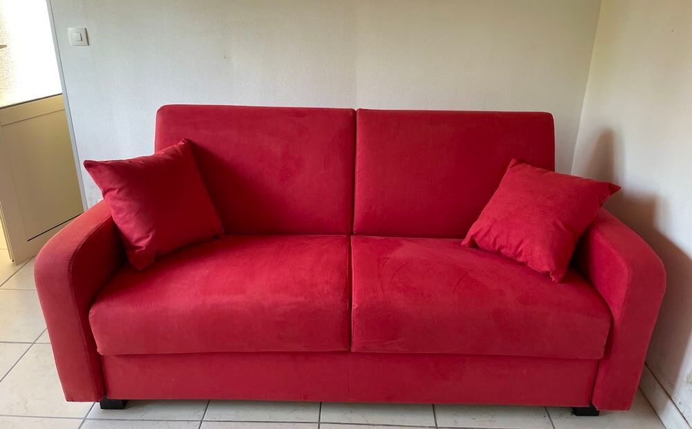 Canap&eacute; lit en Alcantara rouge &eacute;tat neuf !! jamais utilis&eacute;
Meubles