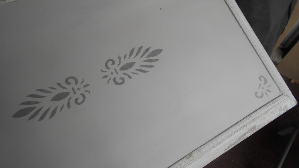 Table style Louis XVI patin&eacute;e 'shabby' Meubles