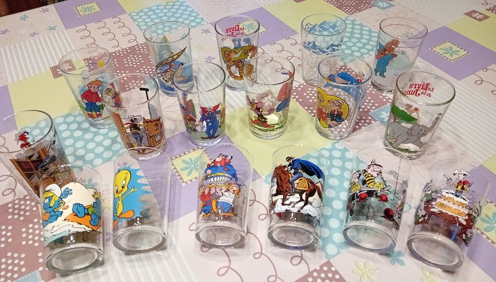 Anciens verres de diff&eacute;rents d&eacute;cors de dessins anim&eacute;s Cuisine