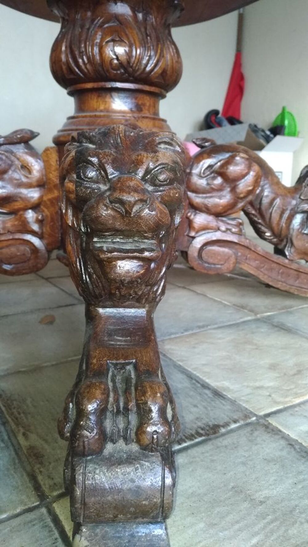 Table basse ovale pied sculpt&eacute; . Meubles