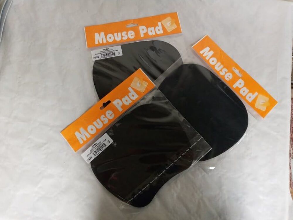Tapis de souris informatique. Dimension: 210" 173 mm. 1€ Matériel informatique