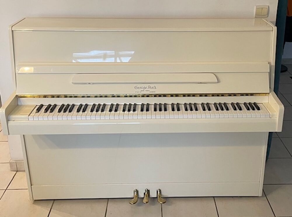 PIANO DROIT Georges Steck Laqu&eacute; ivoire
Instruments de musique