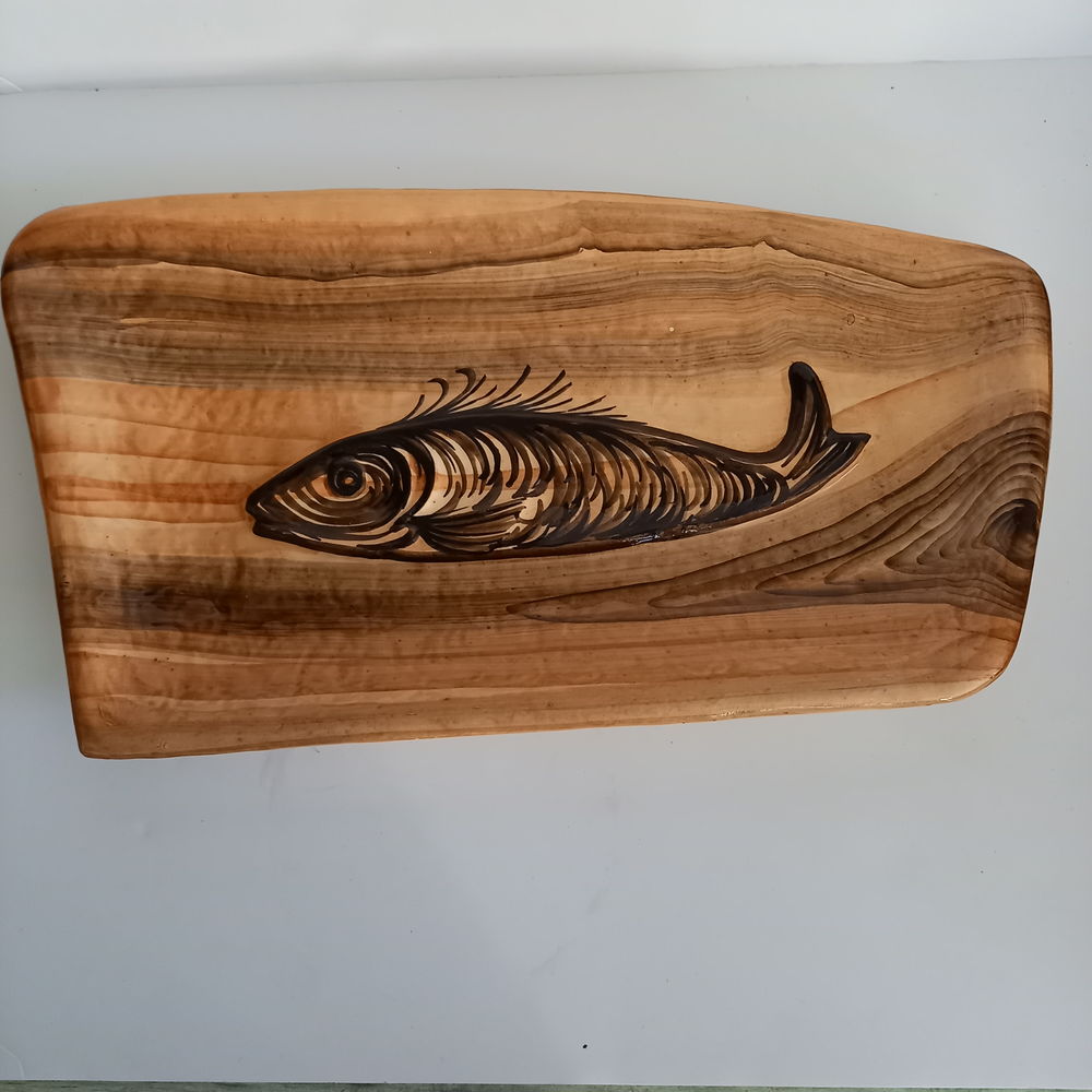 Grand plat &agrave; poisson en faience de R. DELARUE, Desvres Décoration