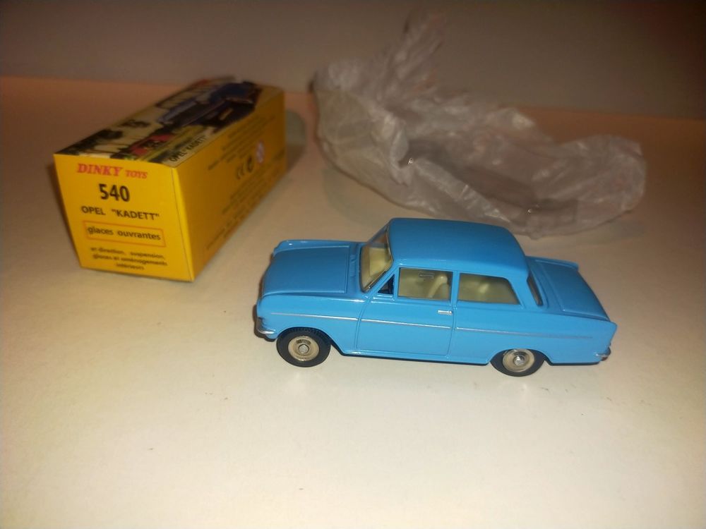 DINKY TOYS Atlas Opel Kadett 1/43e
