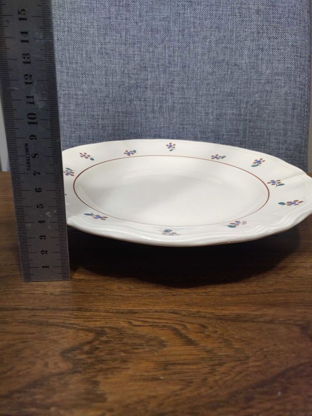 assiette sur pied. 