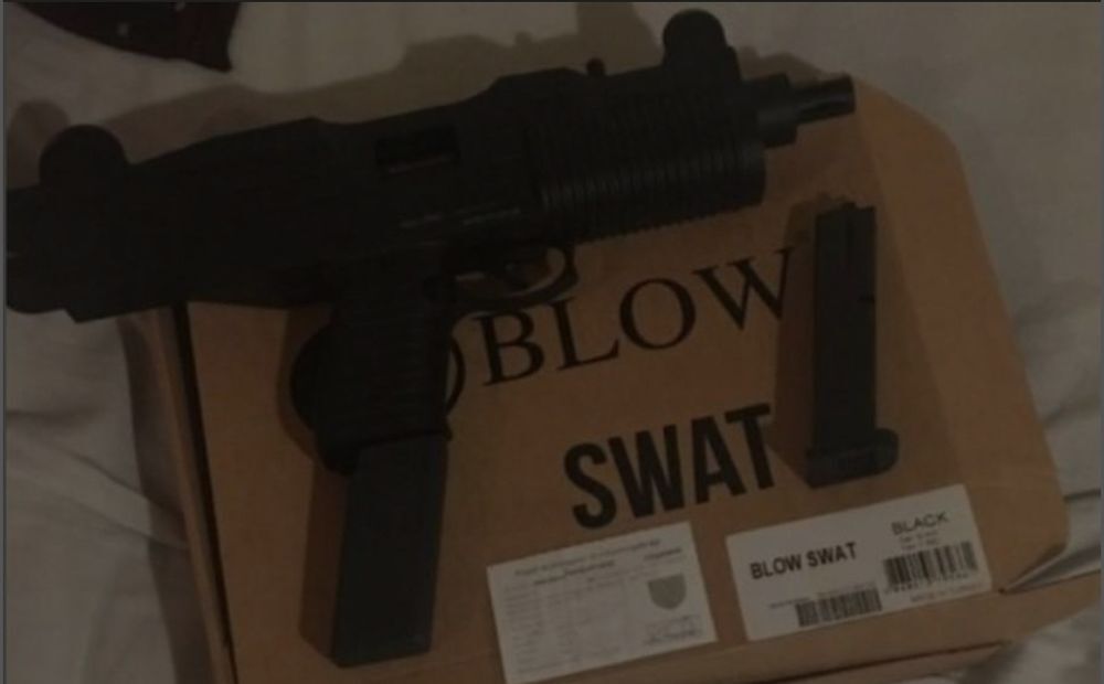 Blow swat uzi full automatique 9 mm pak &agrave; blanc Sports