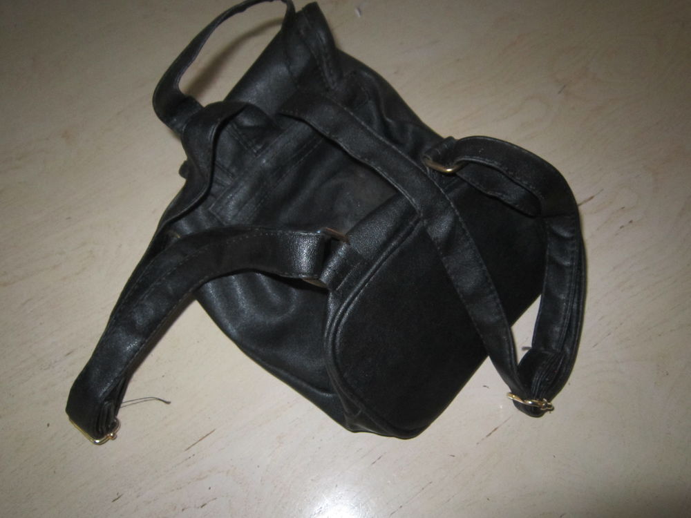 Un mini sac &agrave; dos en cuir noir Maroquinerie