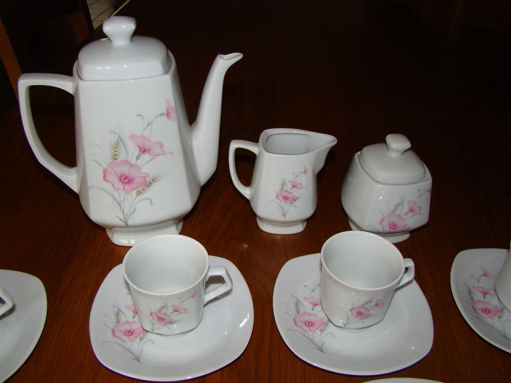 Service &agrave; caf&eacute; 12 tasses porcelaine de Sologne vintage Neuf Cuisine