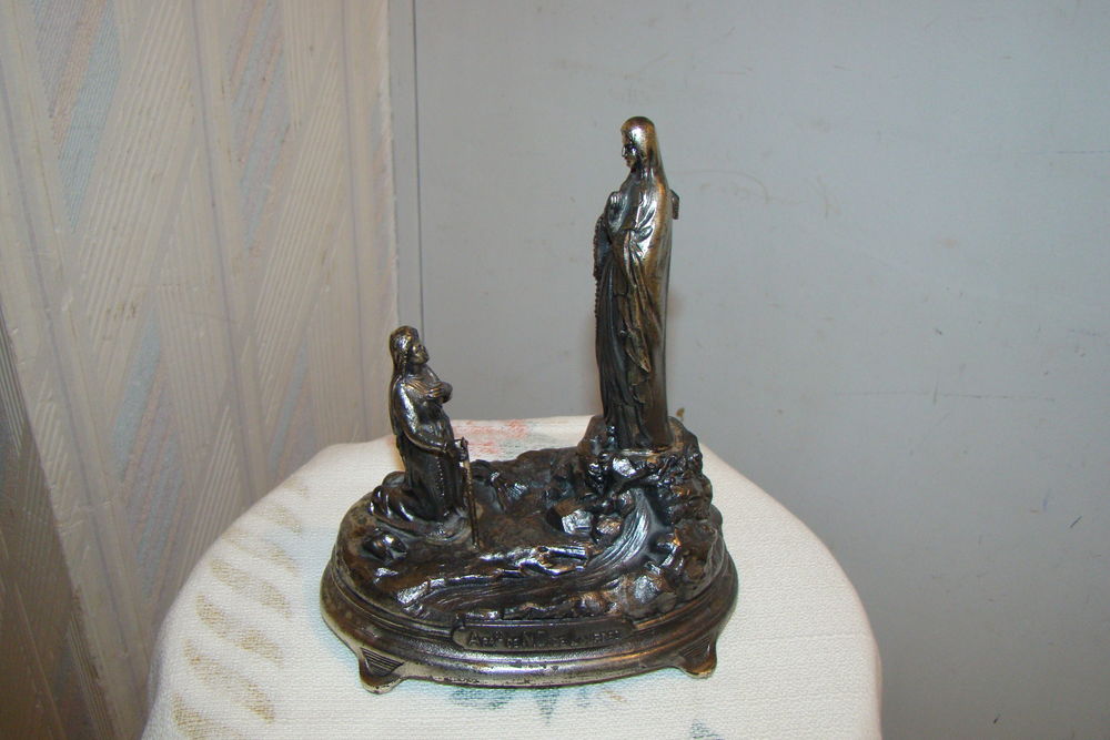 Ancienne statuette Apparition de Notre-Dame de Lourdes
D�coration