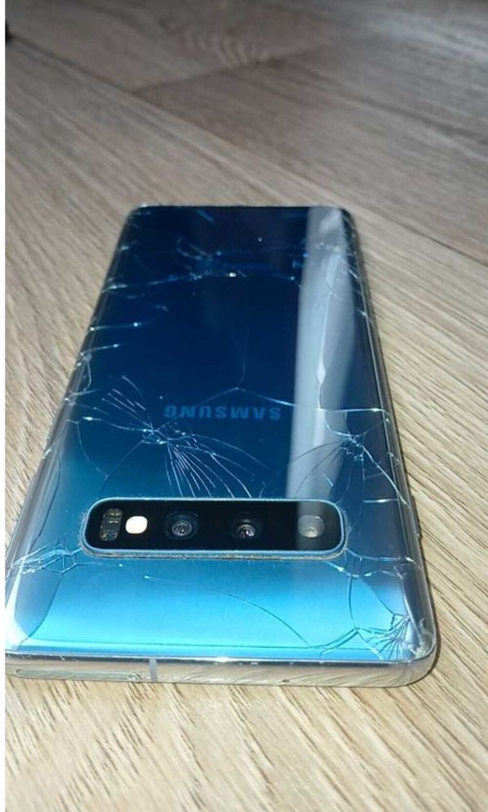 Samsung S10 - Fonctionne parfaitement mais &eacute;cran cass&eacute;e Téléphones et tablettes