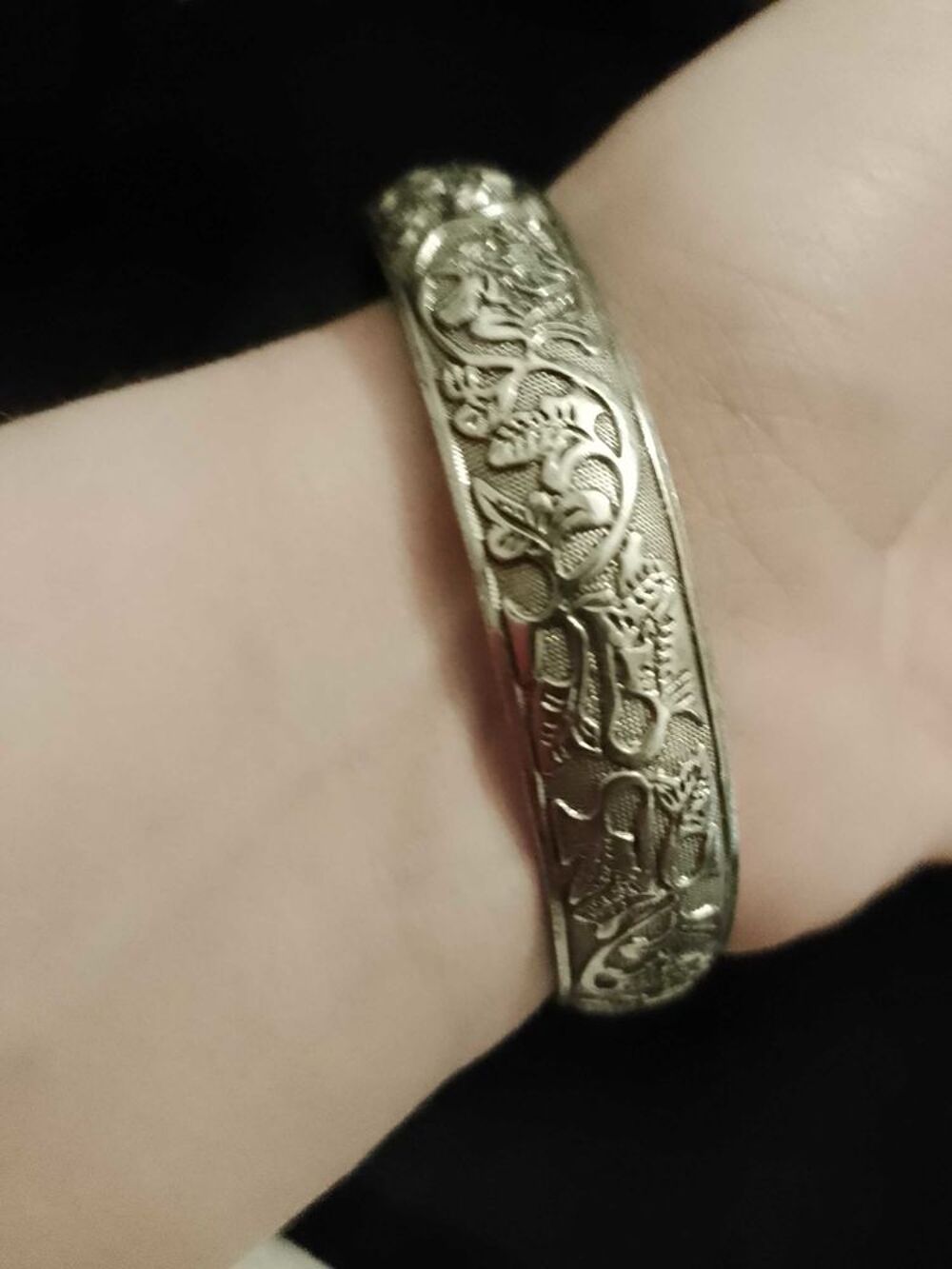 bracelet en m&eacute;tal argent&eacute;. Bijoux et montres