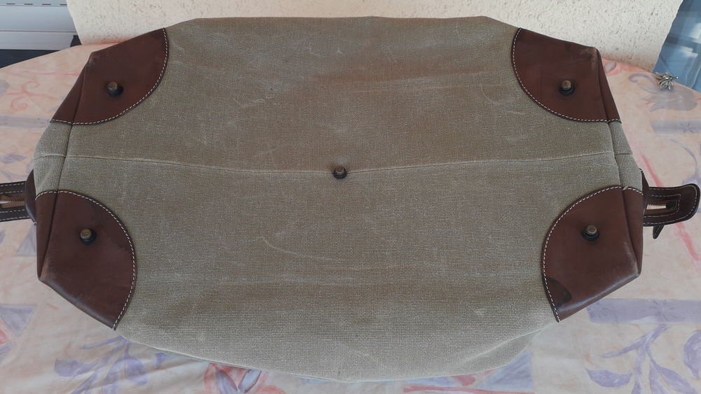 "Tr&egrave;s beau sac de voyage
Tommy Bahama"
Maroquinerie