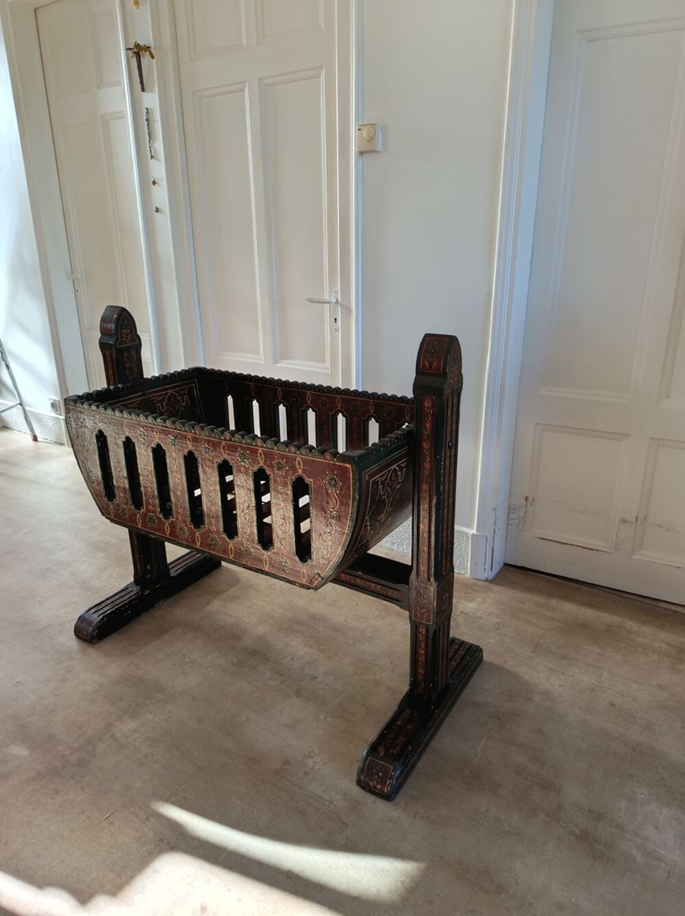Berceau ancien en bois d&eacute;cor&eacute; artisanat marocain Meubles