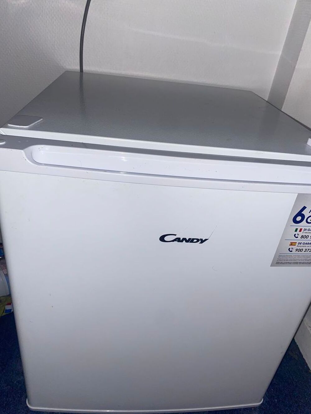 Petit frigo avec cong&eacute;lateur. Electroménager