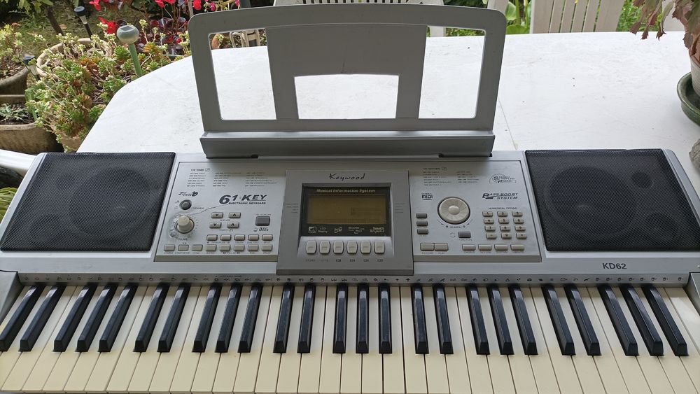 Piano &eacute;lectronique. Instruments de musique