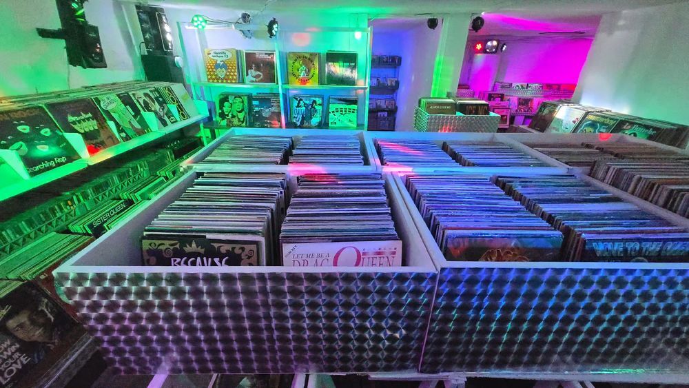 collection de disque vinyle en tout genre et format CD et vinyles