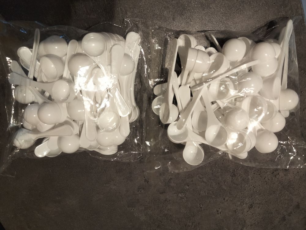  100 cuill&egrave;res blanches de 5 ml Décoration