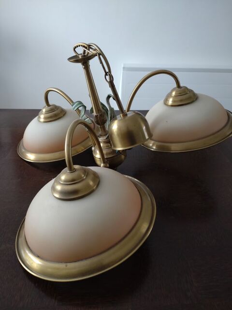 Lustre en bronze et opaline Hettange-Grande (57)