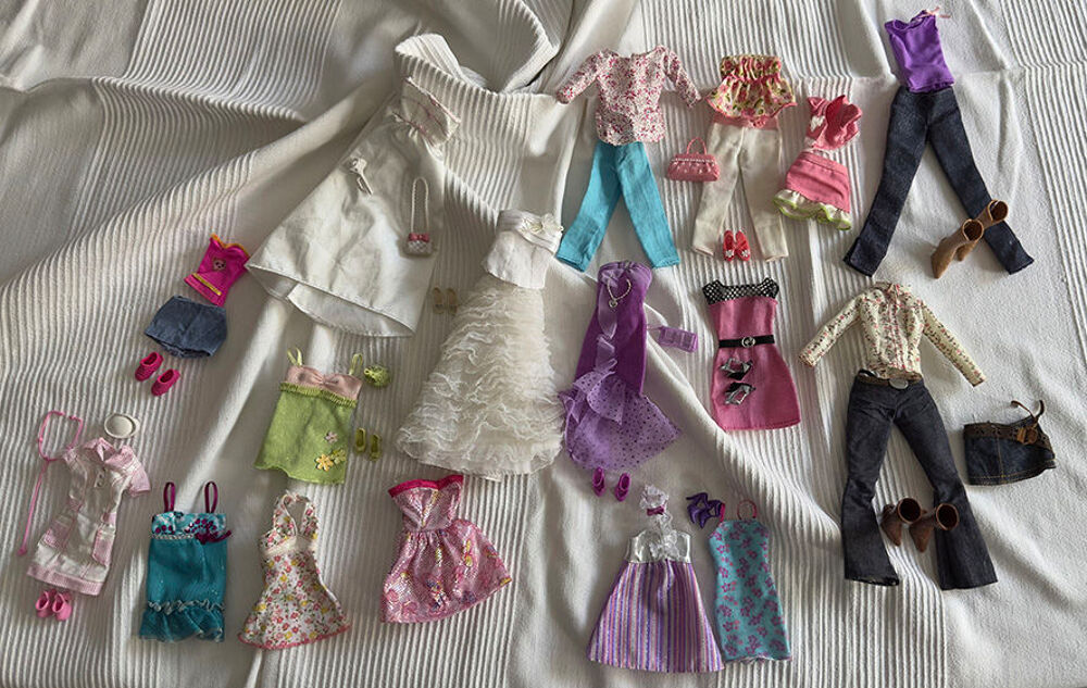 14 tenue compl&egrave;tes et vari&eacute;es Barbie Jeux / jouets