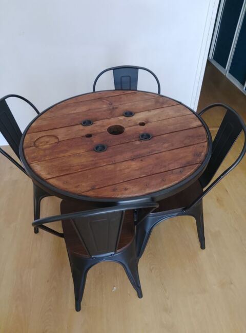 Jolie table ronde pied en fonte. Diamètre 90
Avec 4 chaises 170 Draveil (91)