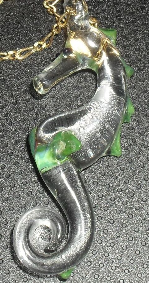 Chaine avec hippocampe en verre. 15 Montreuil (93)