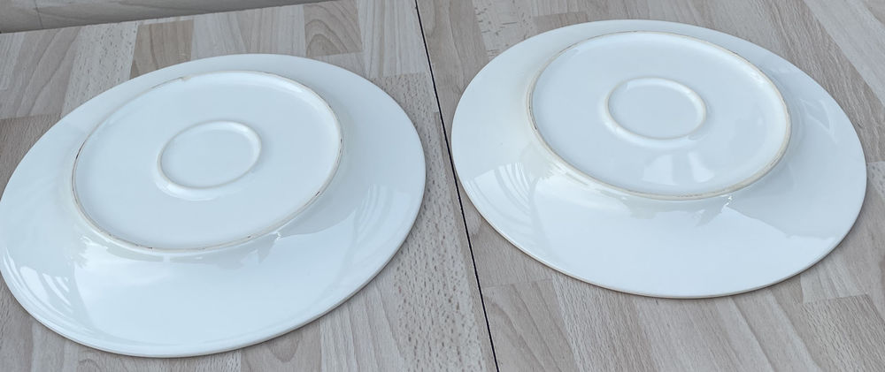Vintage, lot d'un service &agrave; vaisselle ancien fa&iuml;ence blanche Cuisine