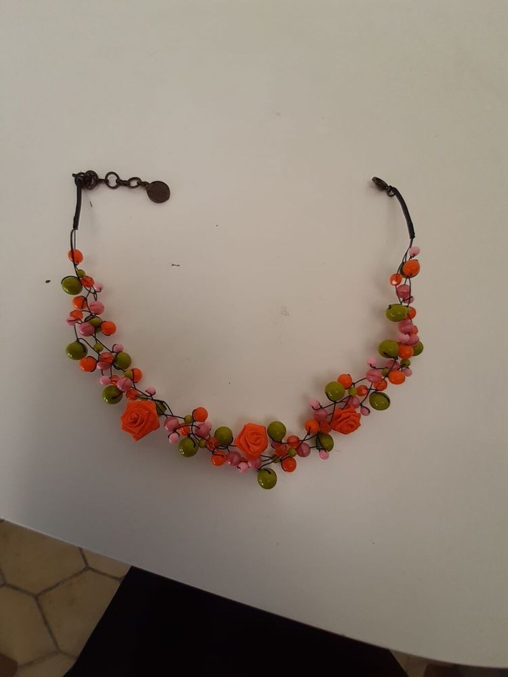 Collier couleur orange et vert. Bijoux et montres
