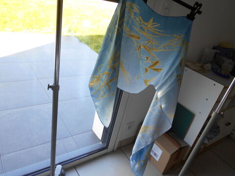 Foulard bleu et dore avec Branchages neuf, 100% polyester. 3 Retiers (35)
