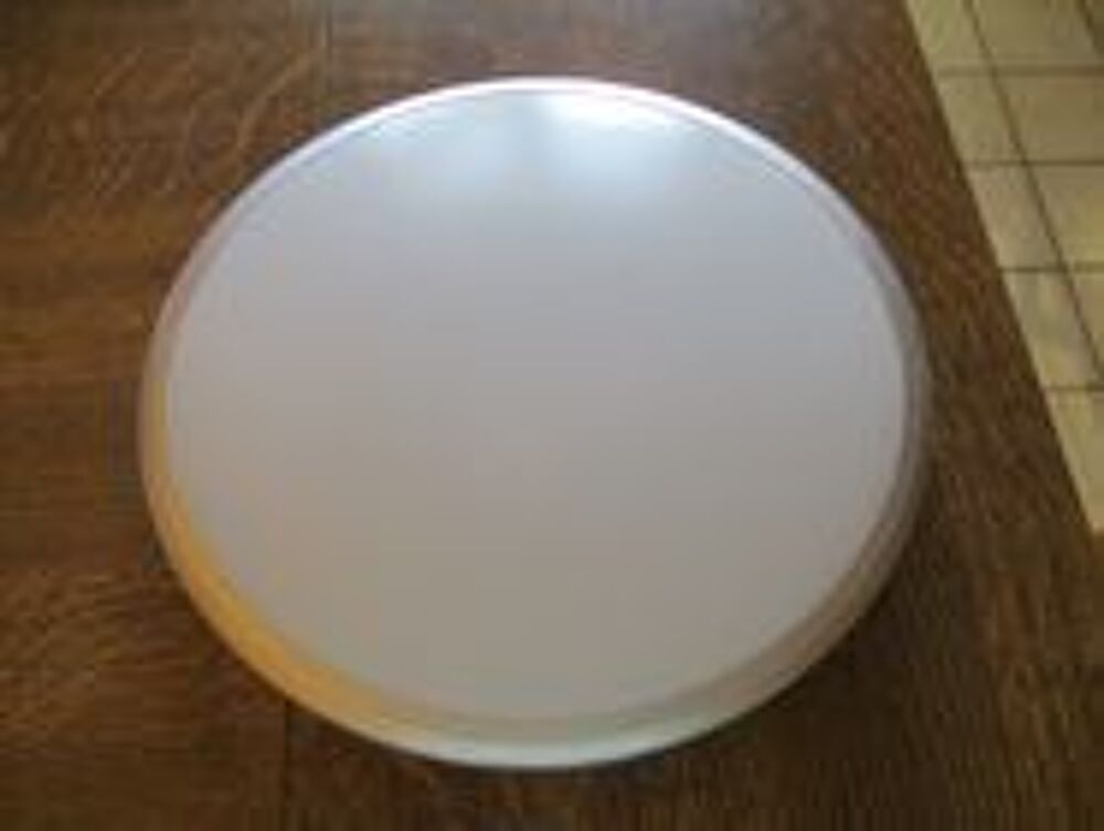 Un luminaire plafonnier blanc en verre Bricolage