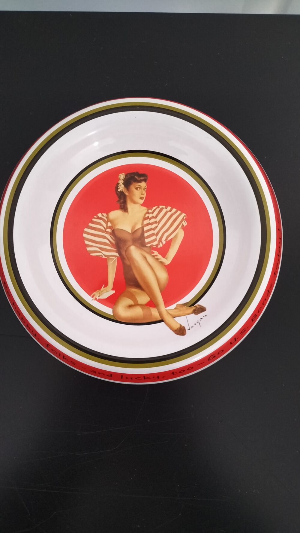 Cendrier vintage avec pin-up. 