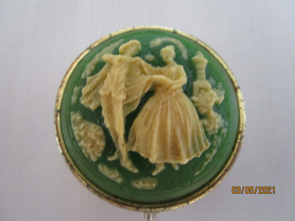 petit pilulier avec CAMEE en m&eacute;tal dor&eacute; Bijoux et montres