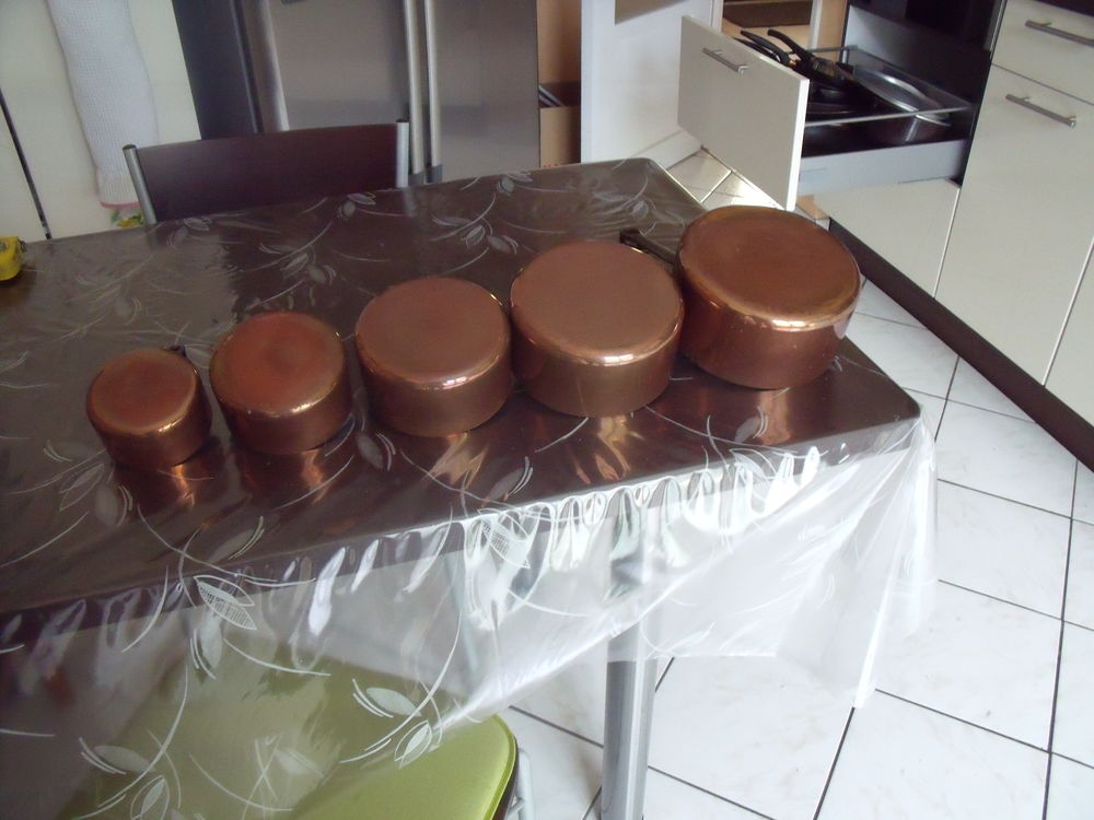 casseroles cuivre avec pr&eacute;sentoir 50€ Cuisine