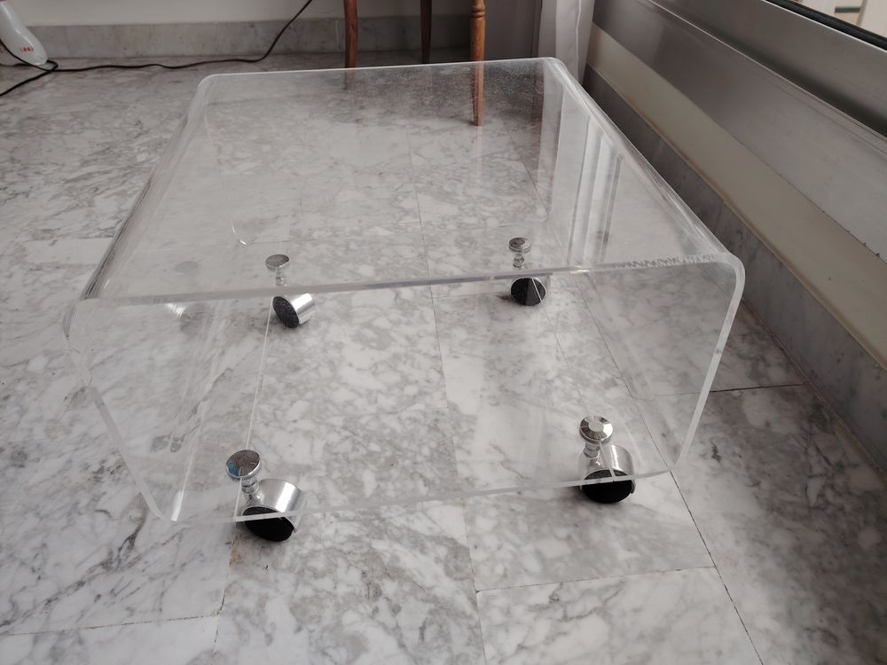 Meuble en plexiglas sur roulettes Meubles