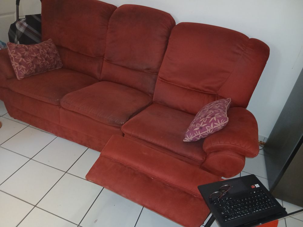 CANAPE 3 PLACES. BON ETAT ET CONFORTABLE Meubles