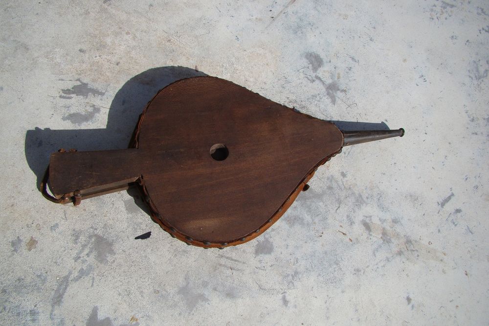 Ancien soufflet de chemin&eacute;e en bois et cuir
Décoration