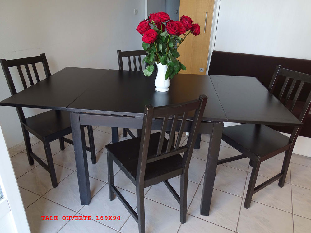 TABLE A MANGER ET 4 CHAISES Meubles
