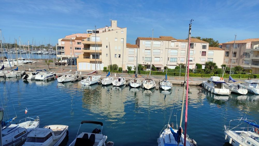 Vente Appartement LE CAP D'AGDE: Situé sur la pointe de l'AVANT PORT: très beau 3 pièces traversant rénové avec goût et situé face aux bateaux. Le cap d agde